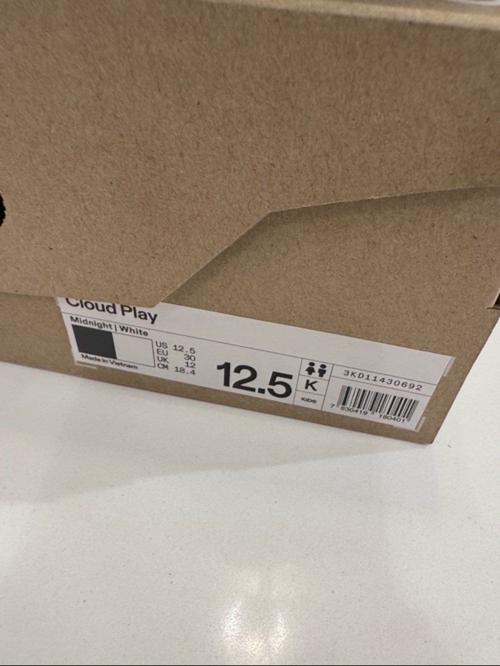 On Running Cloud Play sneakers (Little Kid) Color: MIDNIGHT/WHITE size 12.5 - Picture 3 of 12
